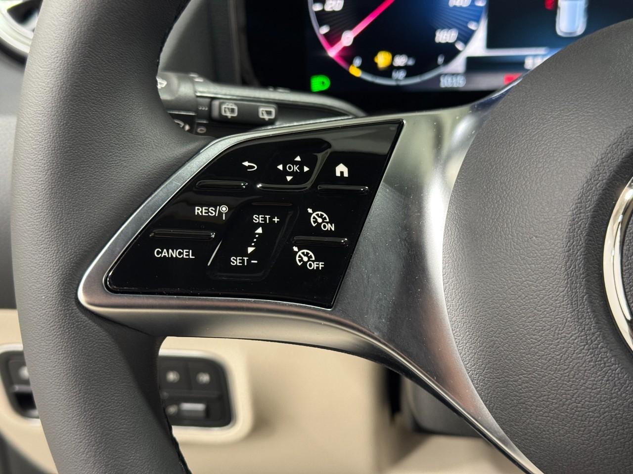 Mercedes-Benz GLA Vehicle Full-screen Gallery Image 30