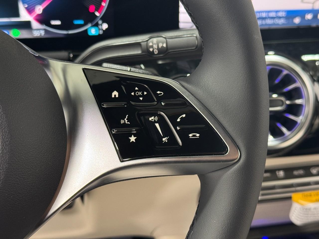 Mercedes-Benz GLA Vehicle Full-screen Gallery Image 31