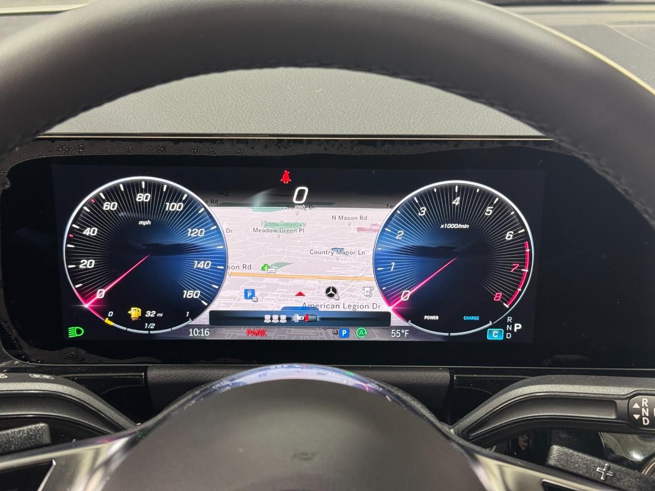 Mercedes-Benz GLA Vehicle Full-screen Gallery Image 32