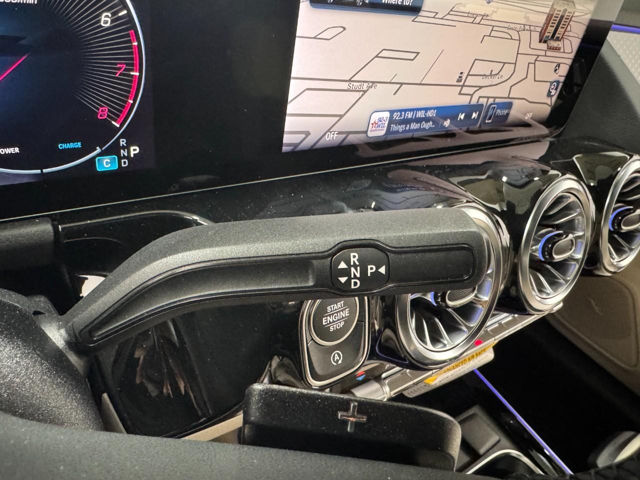 Mercedes-Benz GLA Vehicle Full-screen Gallery Image 33