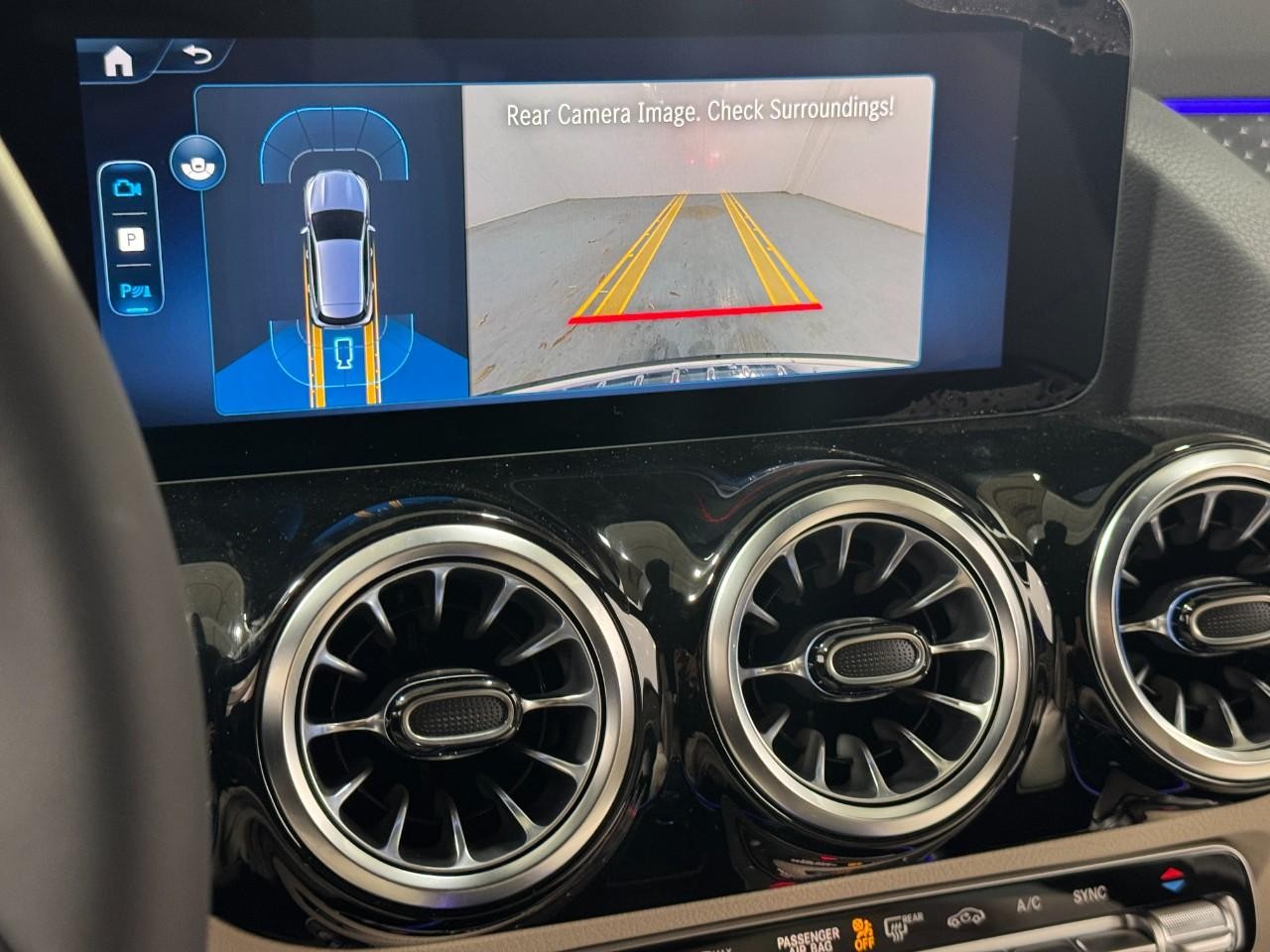 Mercedes-Benz GLA Vehicle Full-screen Gallery Image 34