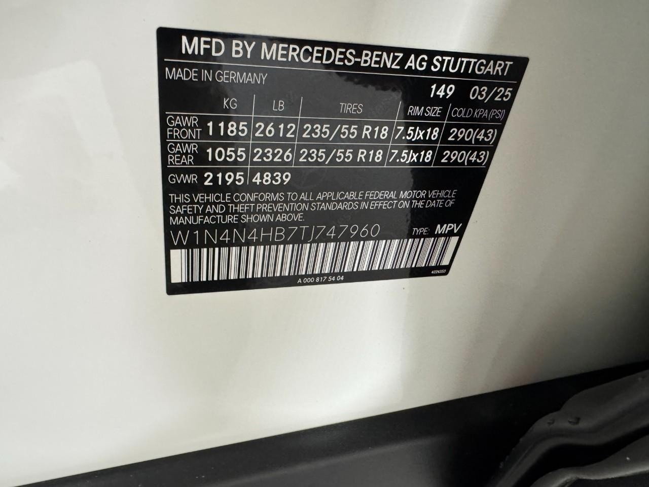 Mercedes-Benz GLA Vehicle Full-screen Gallery Image 35