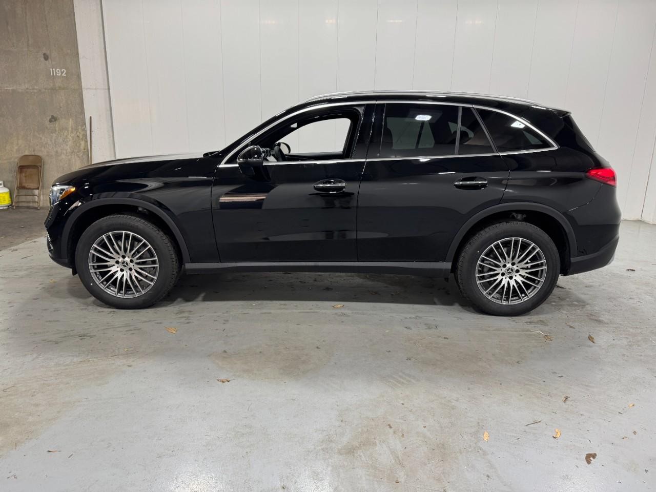 Mercedes-Benz GLC Vehicle Full-screen Gallery Image 2