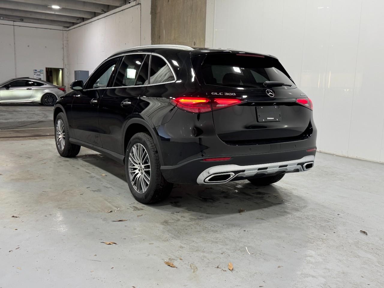 Mercedes-Benz GLC Vehicle Full-screen Gallery Image 3