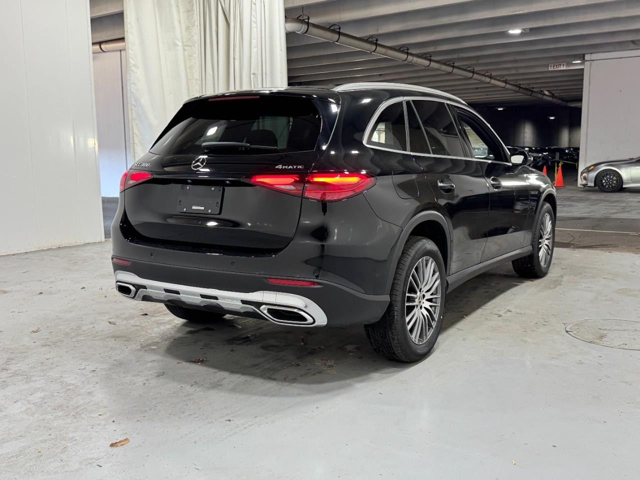 Mercedes-Benz GLC Vehicle Full-screen Gallery Image 4
