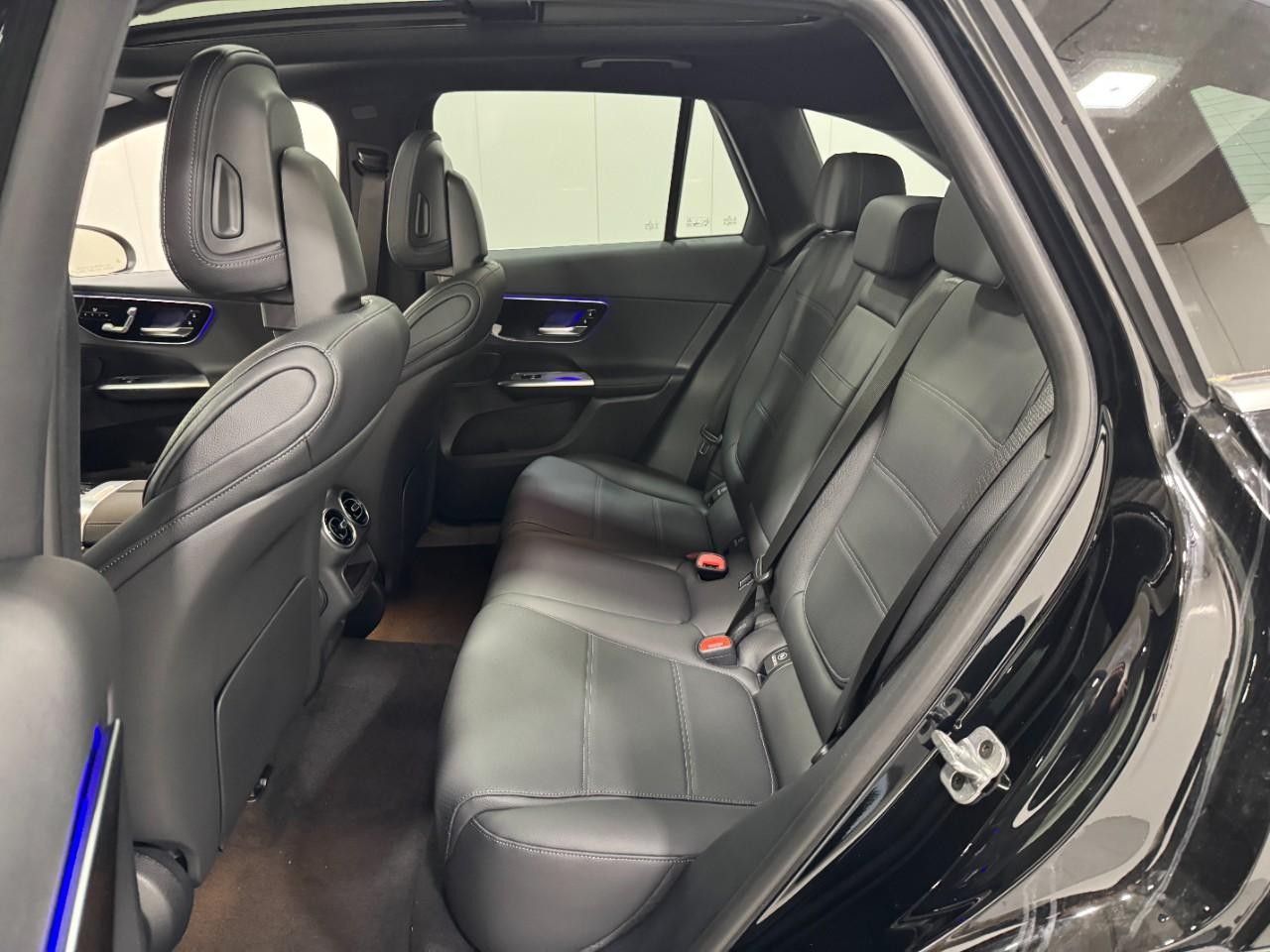 Mercedes-Benz GLC Vehicle Full-screen Gallery Image 8