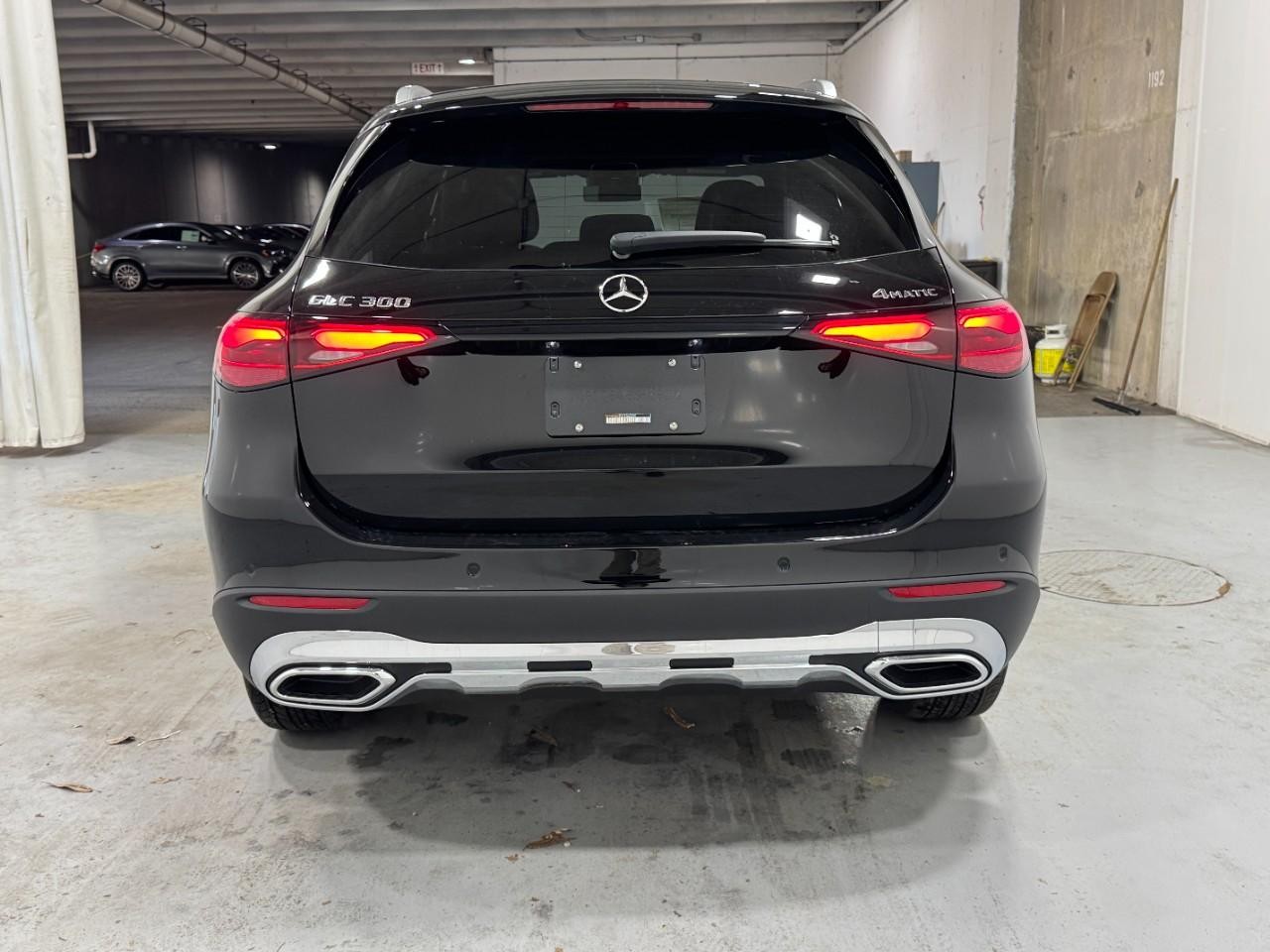 Mercedes-Benz GLC Vehicle Full-screen Gallery Image 9