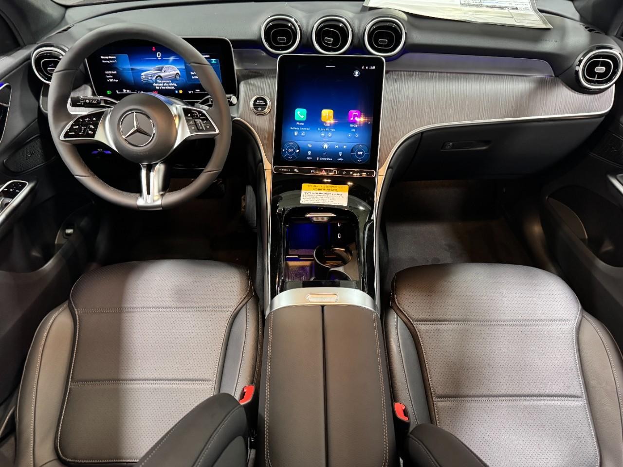 Mercedes-Benz GLC Vehicle Full-screen Gallery Image 12