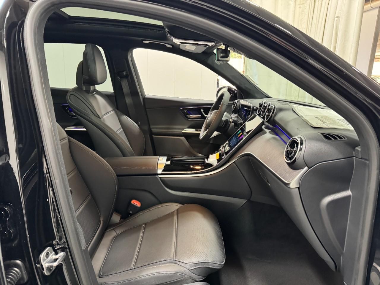 Mercedes-Benz GLC Vehicle Full-screen Gallery Image 16