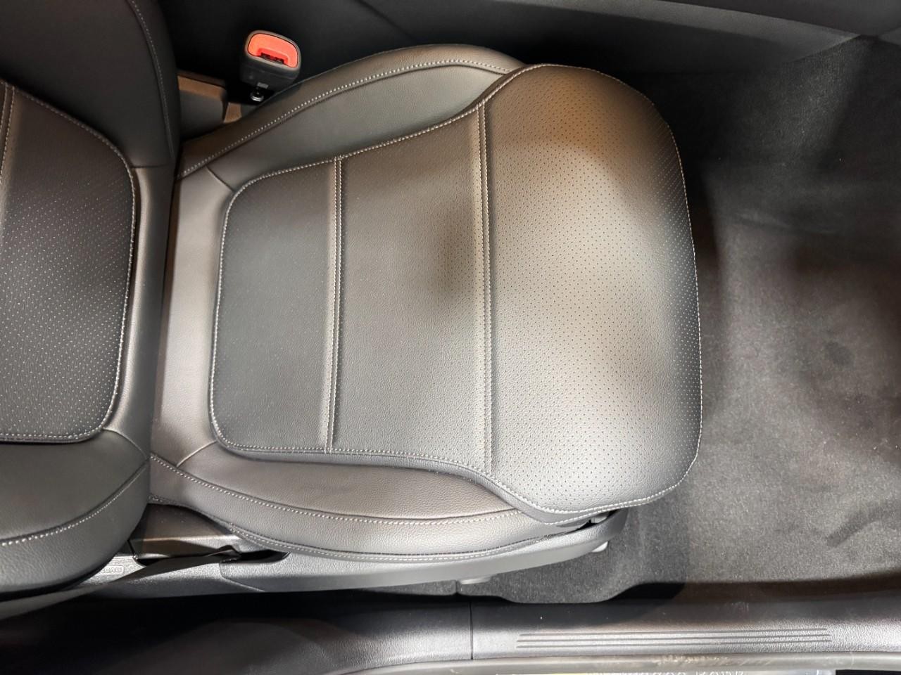 Mercedes-Benz GLC Vehicle Full-screen Gallery Image 17