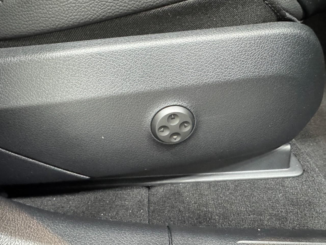 Mercedes-Benz GLC Vehicle Full-screen Gallery Image 18