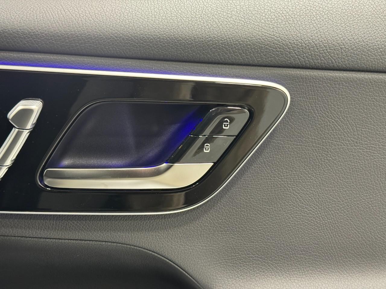 Mercedes-Benz GLC Vehicle Full-screen Gallery Image 20