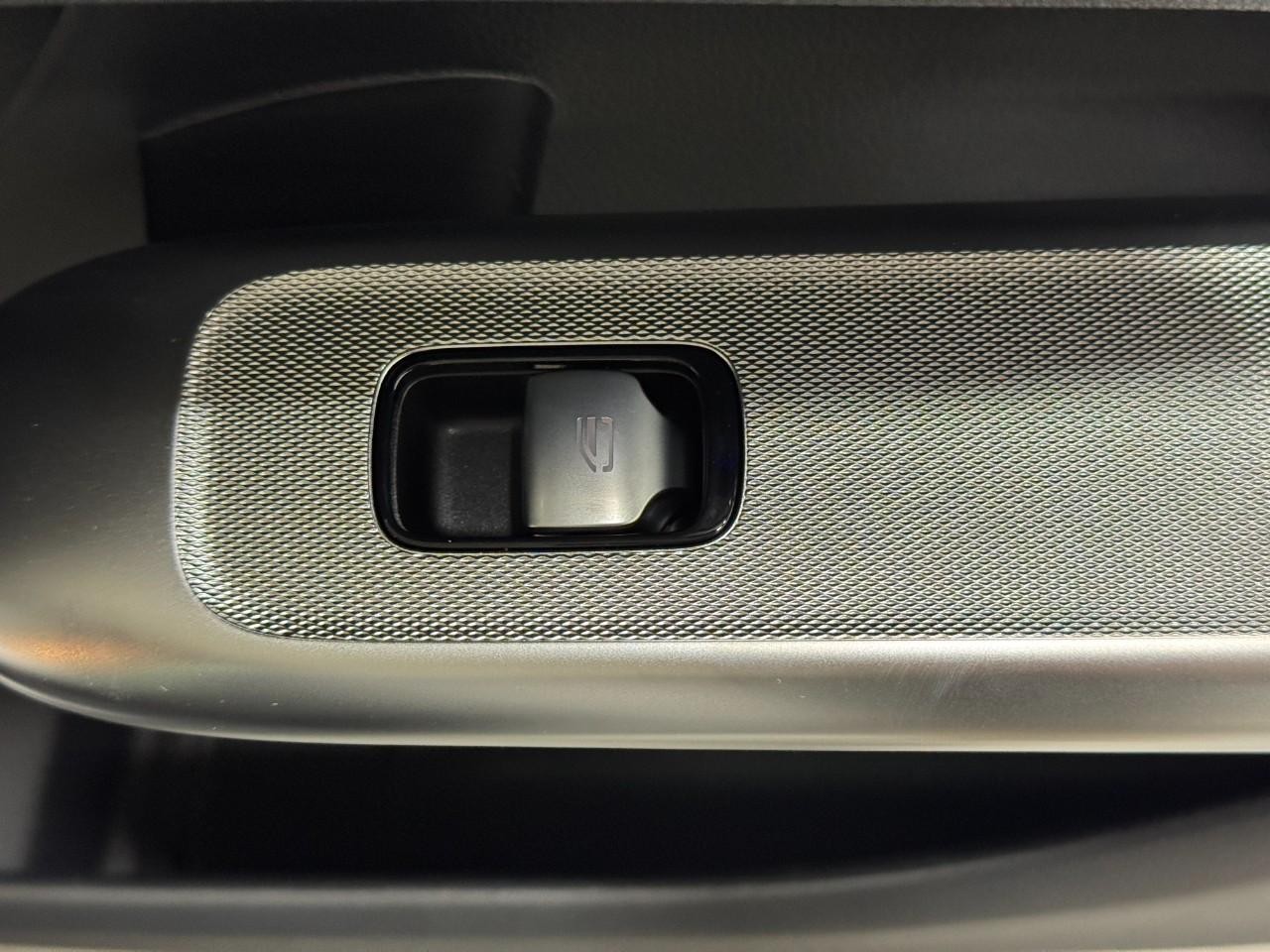 Mercedes-Benz GLC Vehicle Full-screen Gallery Image 21