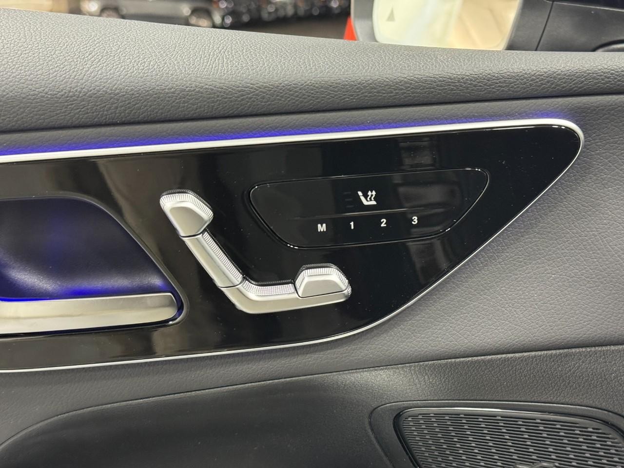 Mercedes-Benz GLC Vehicle Full-screen Gallery Image 22