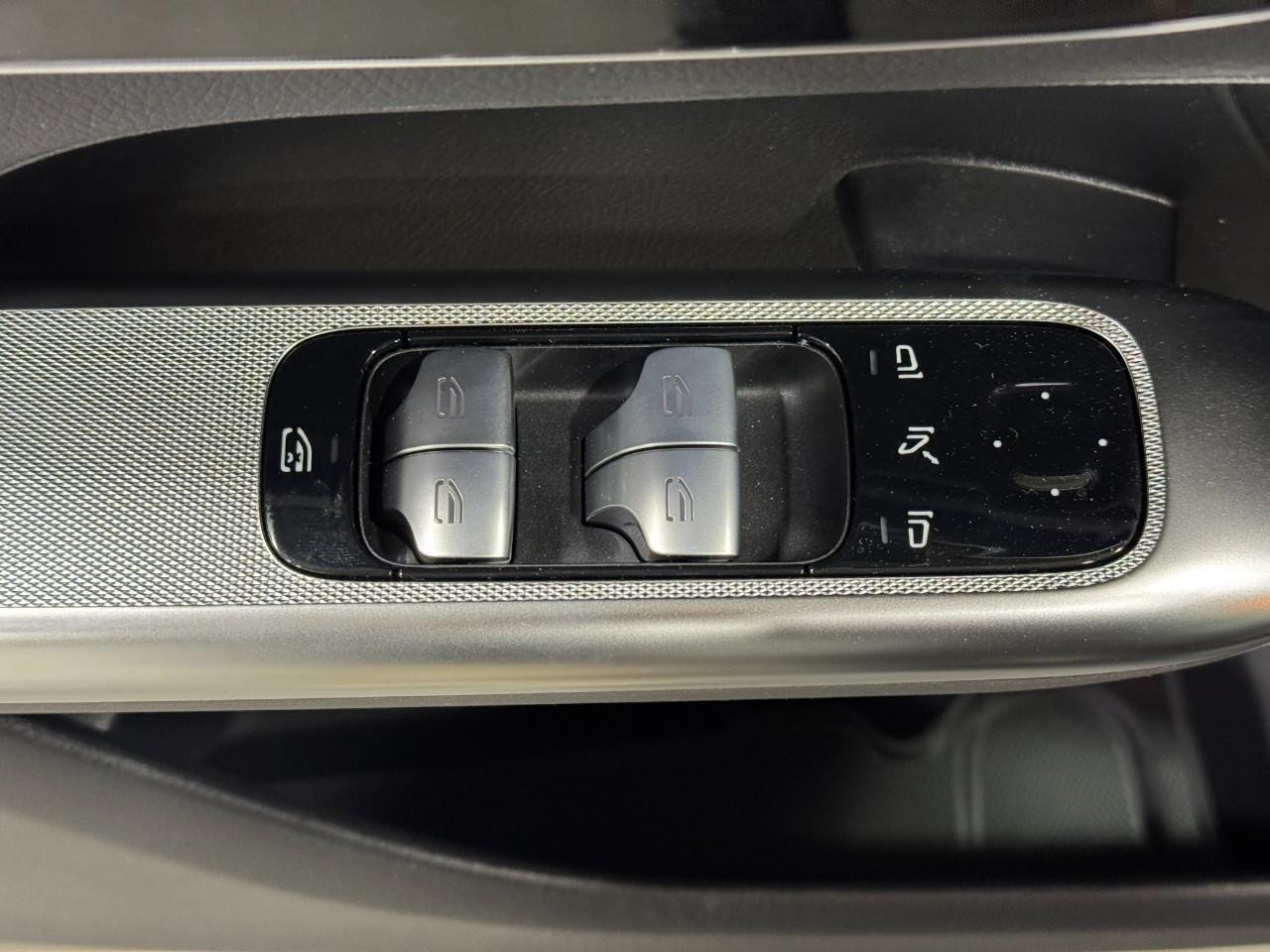 Mercedes-Benz GLC Vehicle Full-screen Gallery Image 24