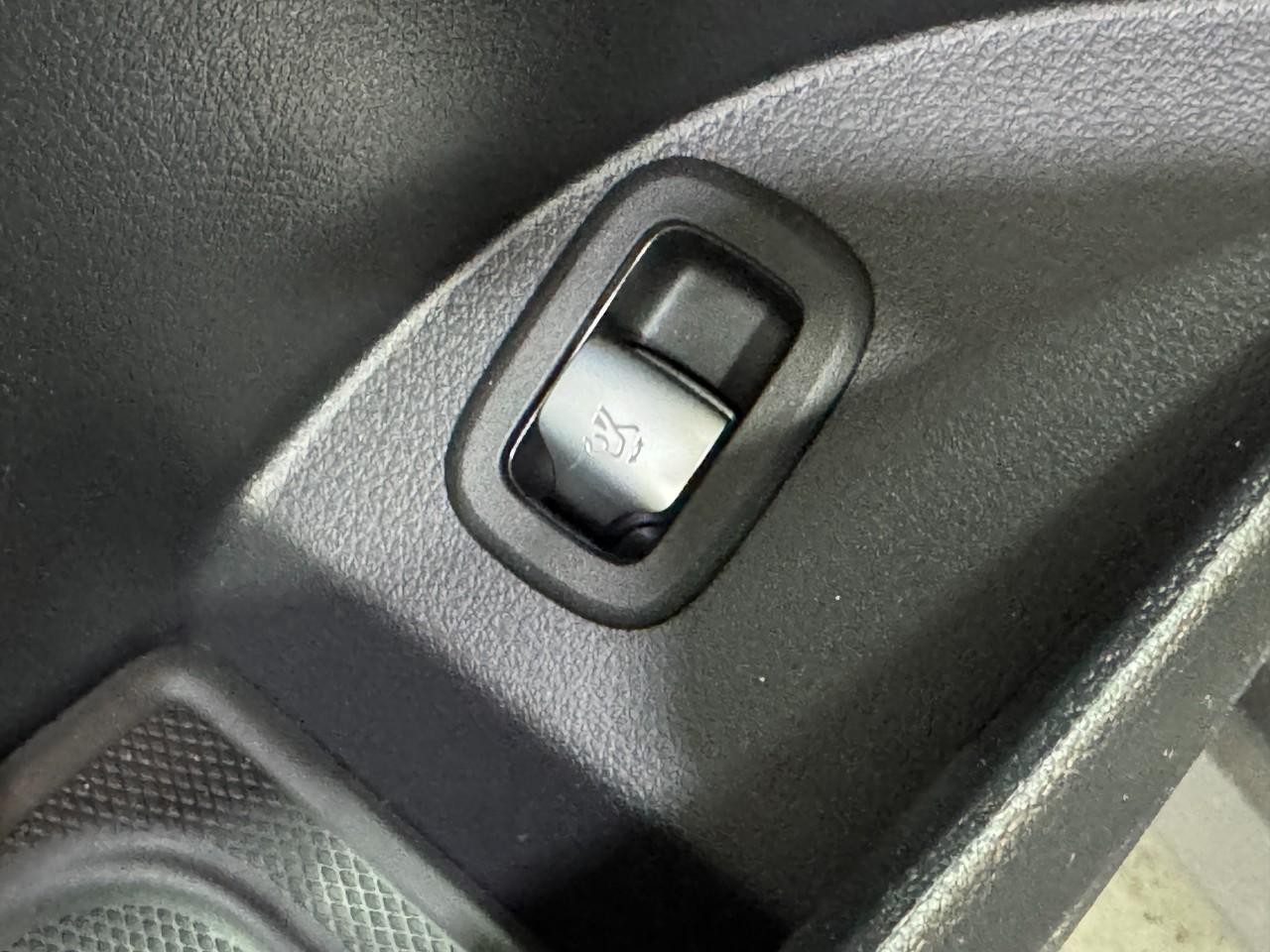 Mercedes-Benz GLC Vehicle Full-screen Gallery Image 25