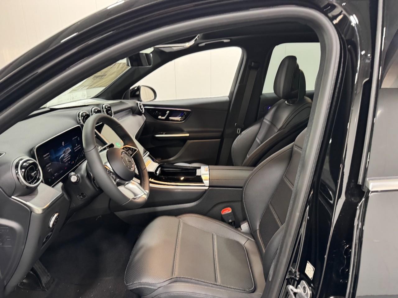 Mercedes-Benz GLC Vehicle Full-screen Gallery Image 26