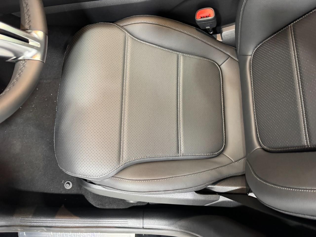 Mercedes-Benz GLC Vehicle Full-screen Gallery Image 27