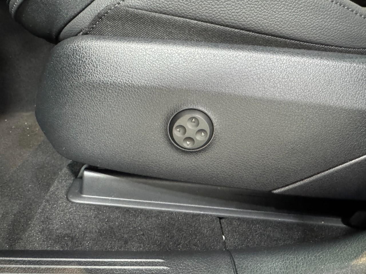 Mercedes-Benz GLC Vehicle Full-screen Gallery Image 28