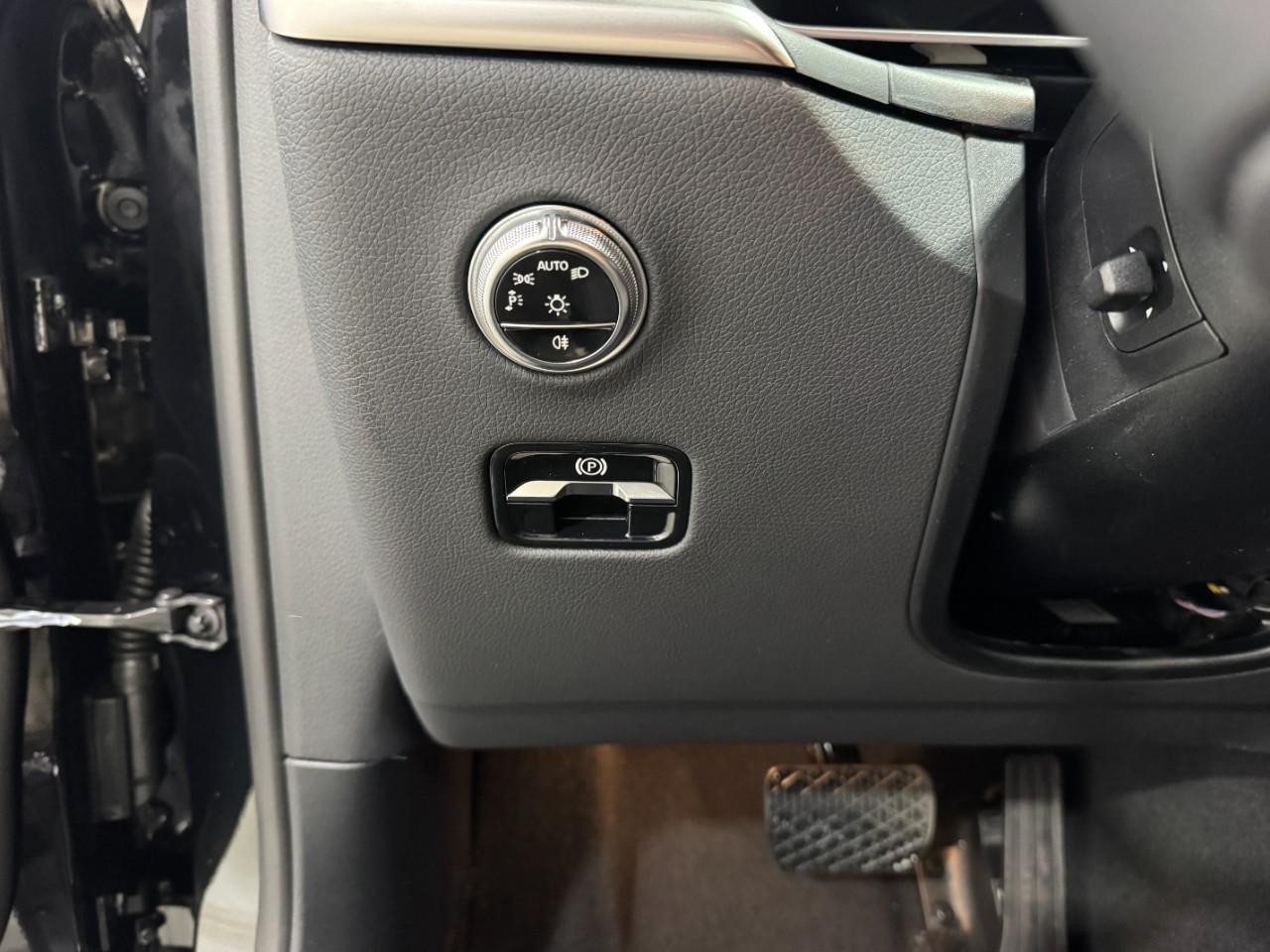 Mercedes-Benz GLC Vehicle Full-screen Gallery Image 29