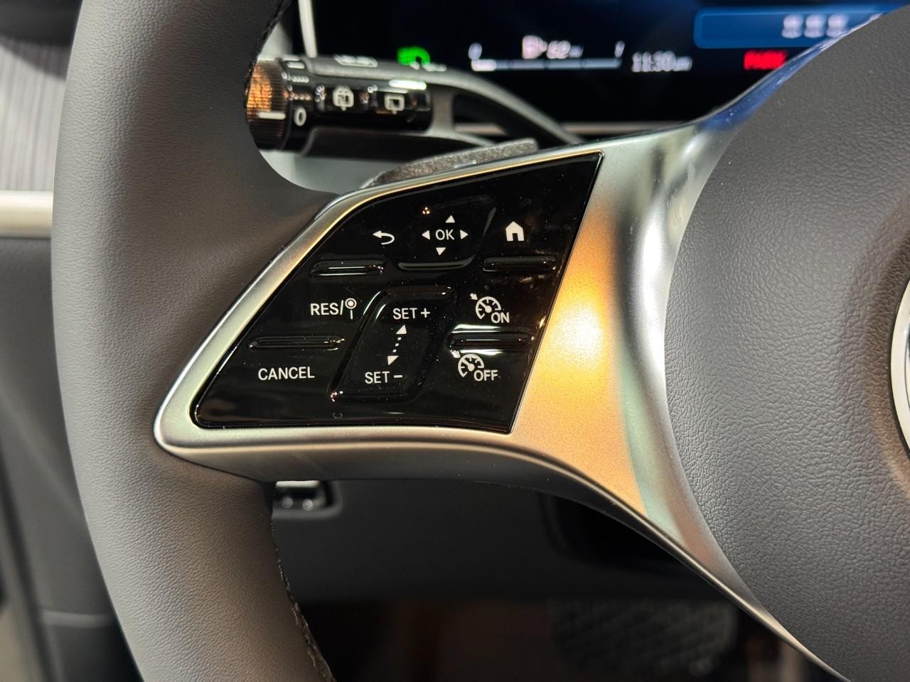 Mercedes-Benz GLC Vehicle Full-screen Gallery Image 30