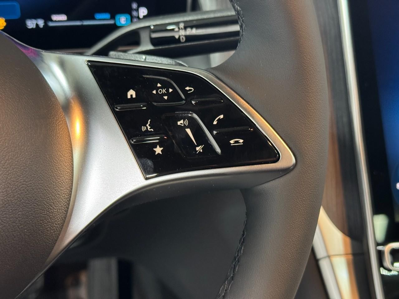 Mercedes-Benz GLC Vehicle Full-screen Gallery Image 31