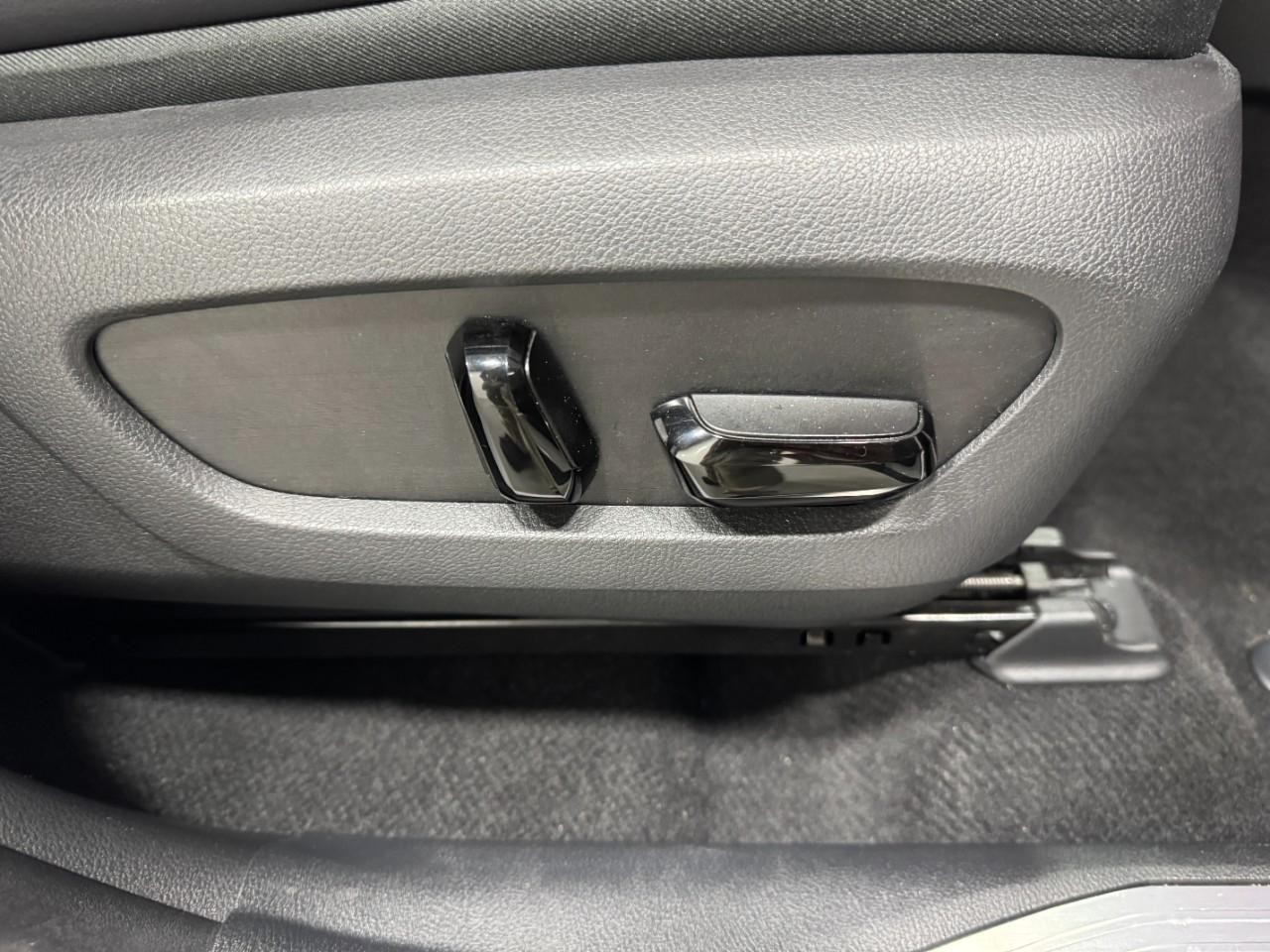 Lexus NX Vehicle Full-screen Gallery Image 19