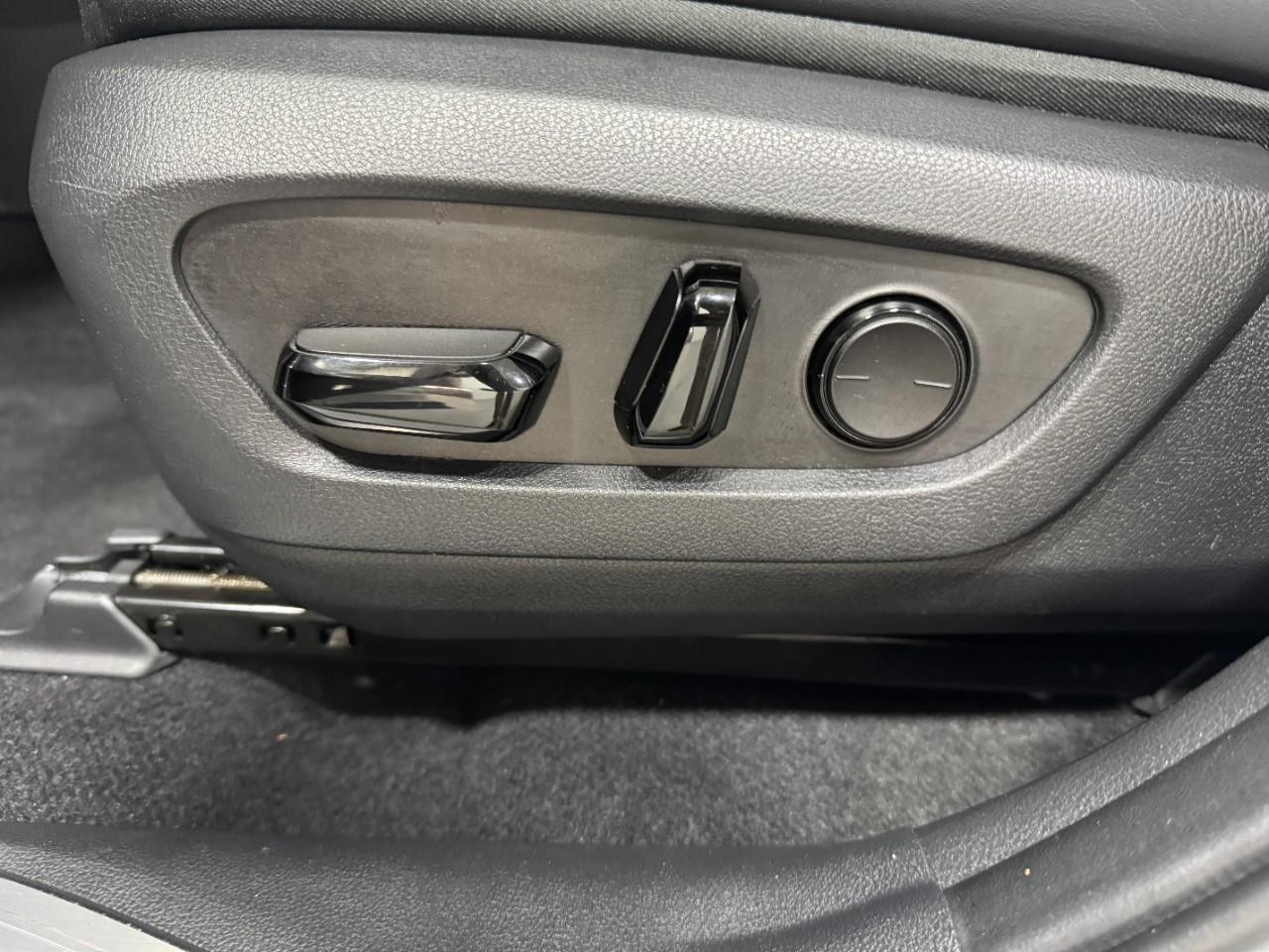 Lexus NX Vehicle Full-screen Gallery Image 24