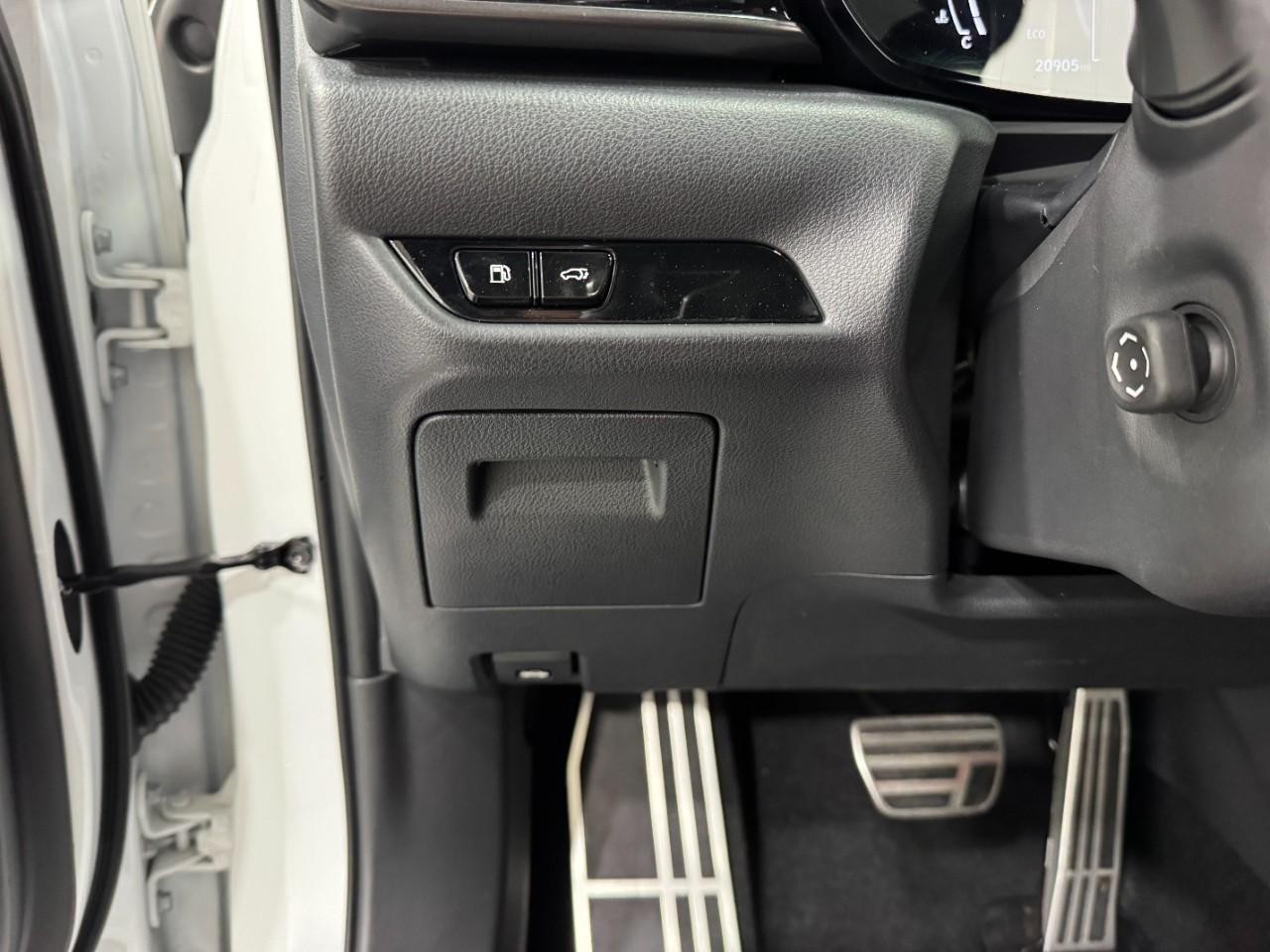 Lexus NX Vehicle Full-screen Gallery Image 25