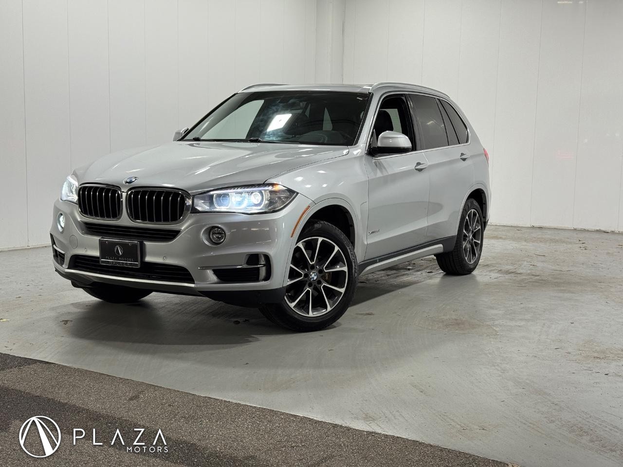 BMW X5 Vehicle Full-screen Gallery Image 01