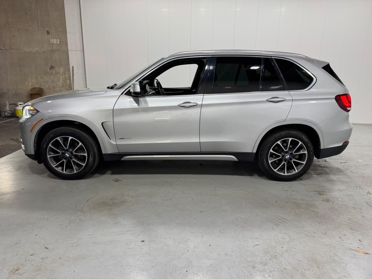 BMW X5 Vehicle Full-screen Gallery Image 02