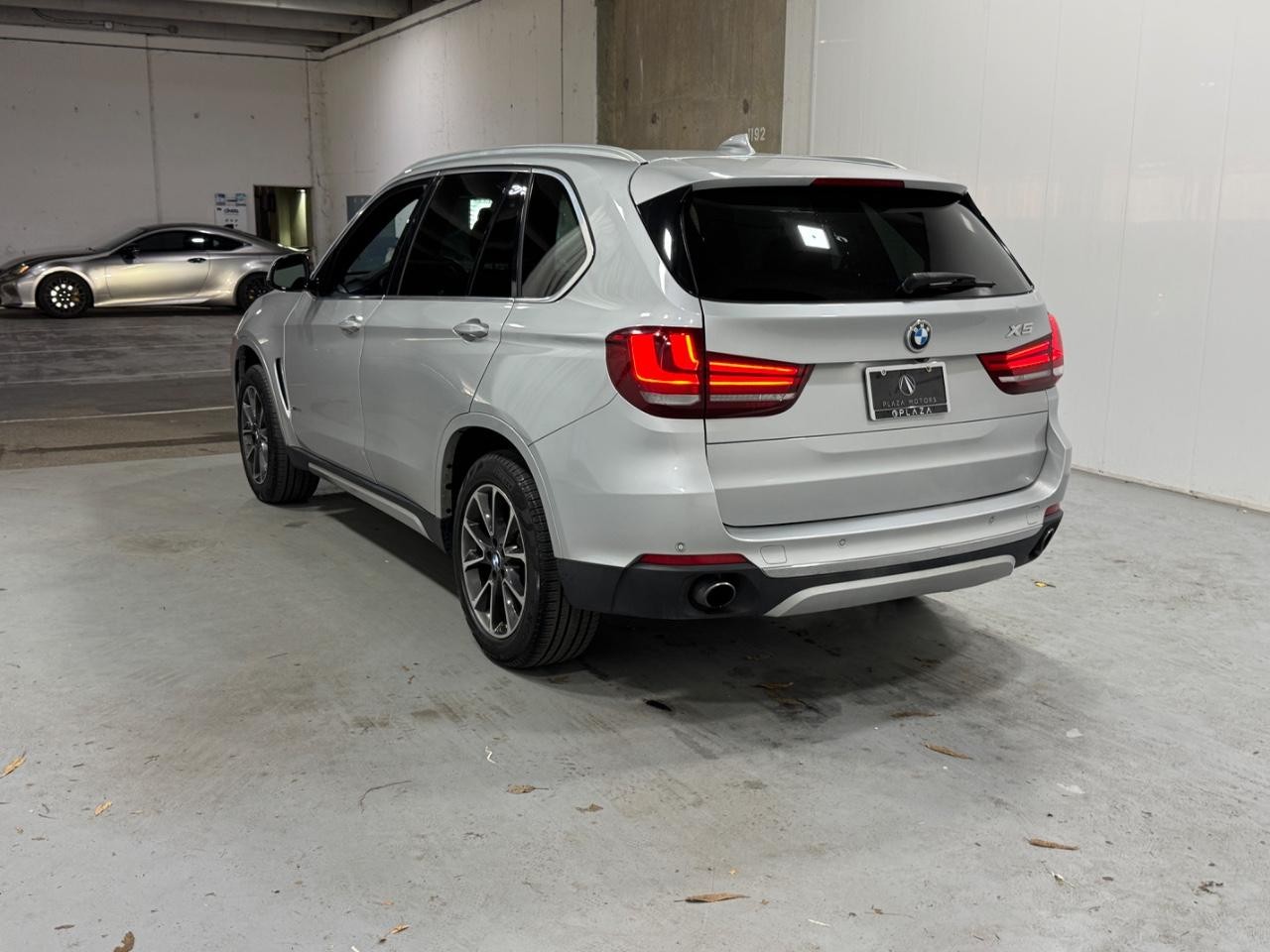 BMW X5 Vehicle Full-screen Gallery Image 03