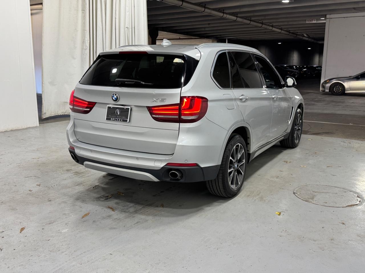 BMW X5 Vehicle Full-screen Gallery Image 04