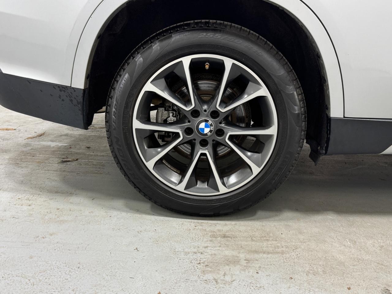 BMW X5 Vehicle Full-screen Gallery Image 05