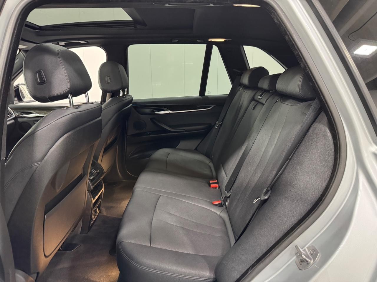 BMW X5 Vehicle Full-screen Gallery Image 08