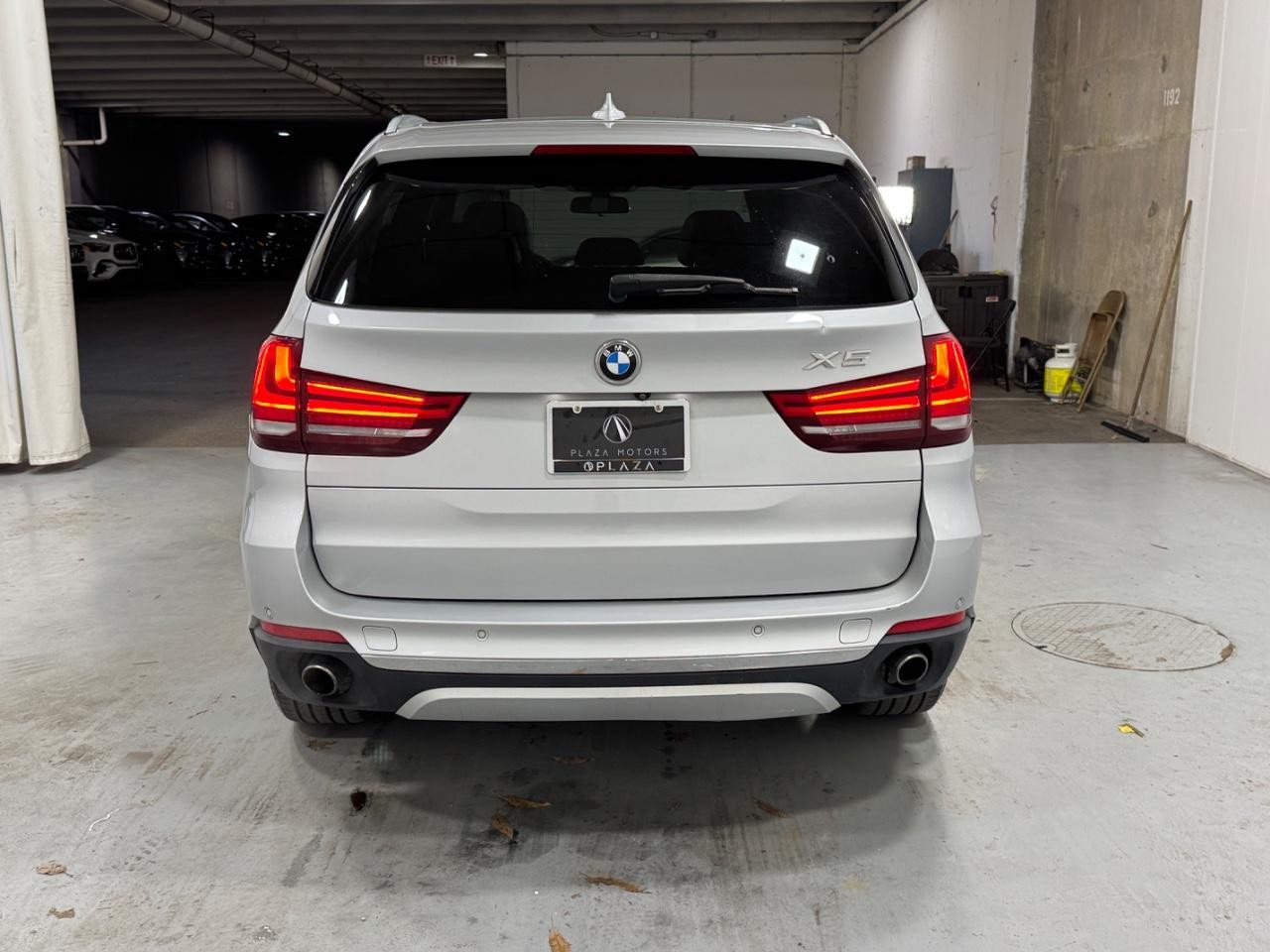 BMW X5 Vehicle Full-screen Gallery Image 09