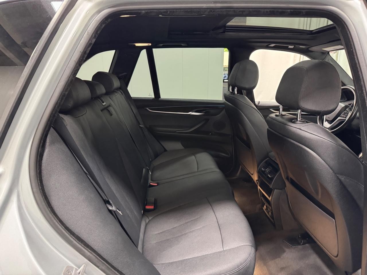 BMW X5 Vehicle Full-screen Gallery Image 10