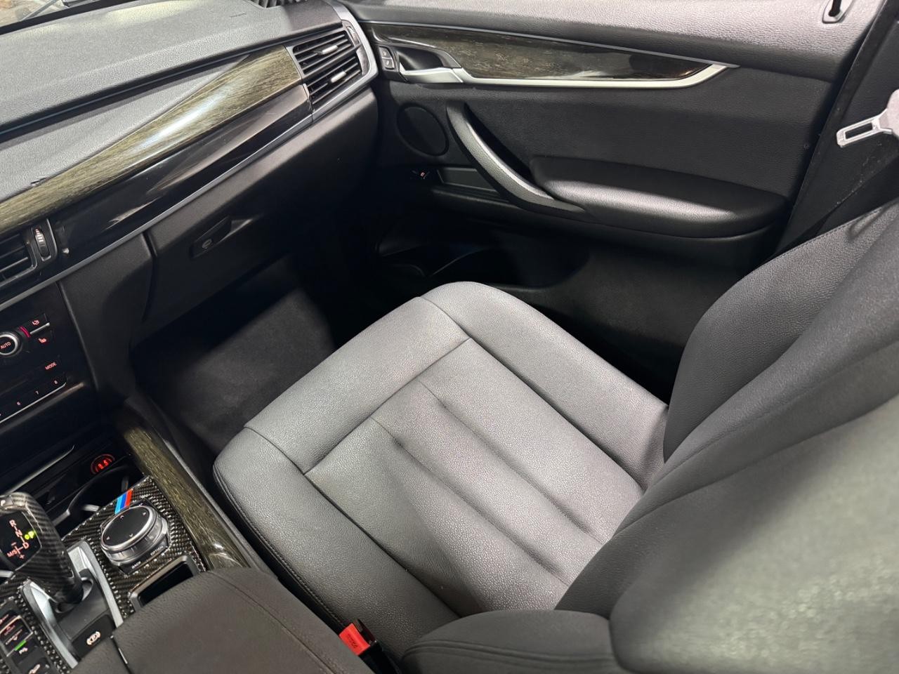 BMW X5 Vehicle Full-screen Gallery Image 17