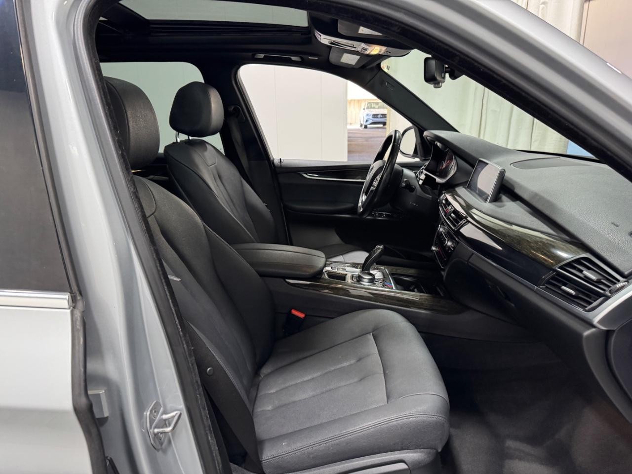 BMW X5 Vehicle Full-screen Gallery Image 18