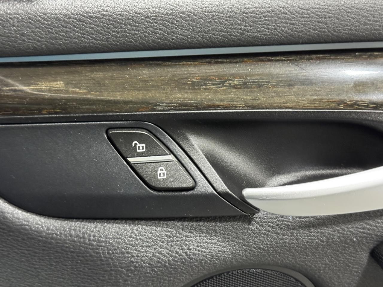 BMW X5 Vehicle Full-screen Gallery Image 21