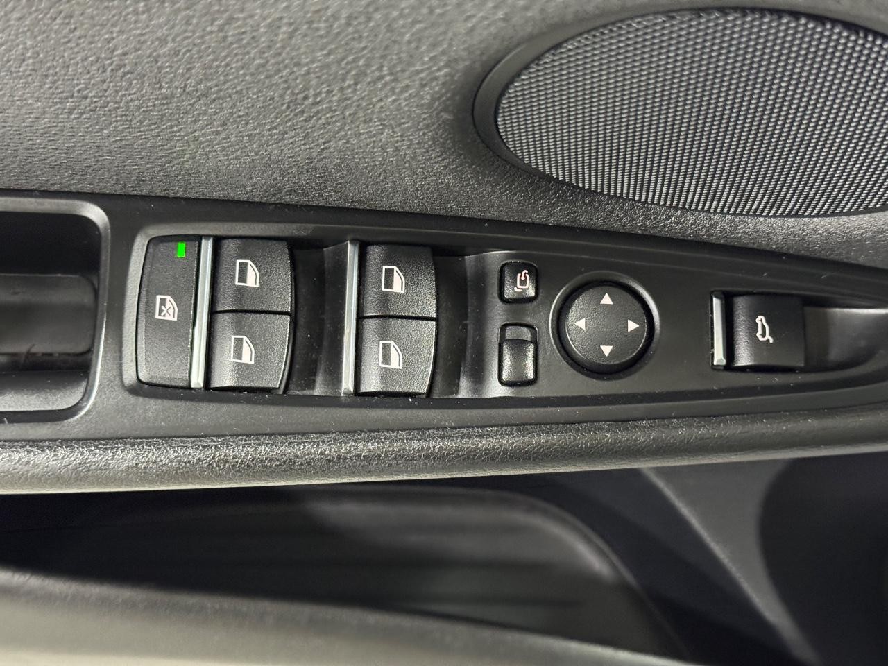 BMW X5 Vehicle Full-screen Gallery Image 24