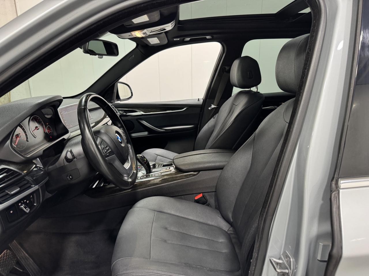 BMW X5 Vehicle Full-screen Gallery Image 25