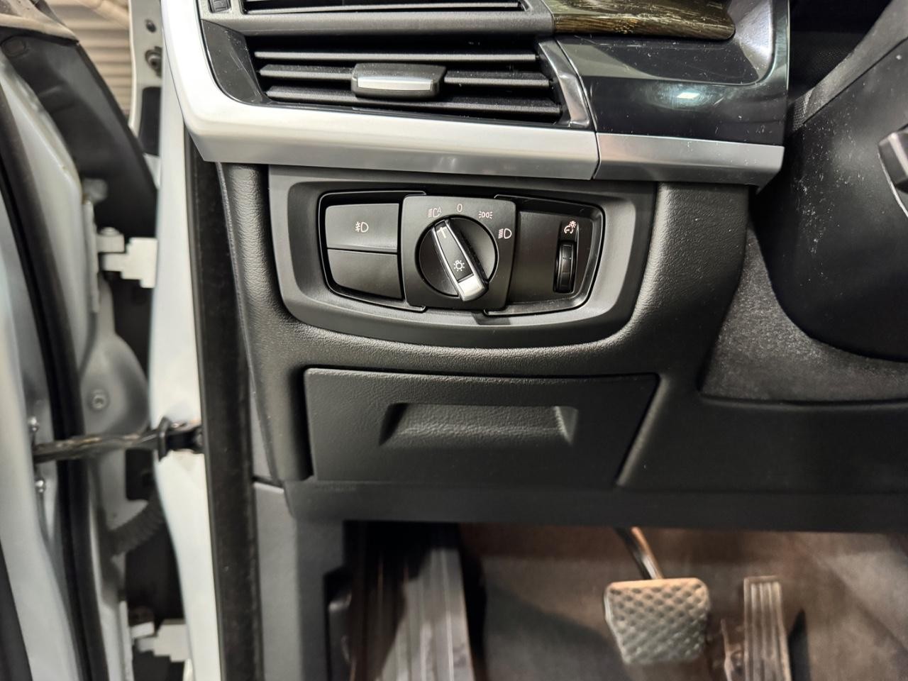 BMW X5 Vehicle Full-screen Gallery Image 28