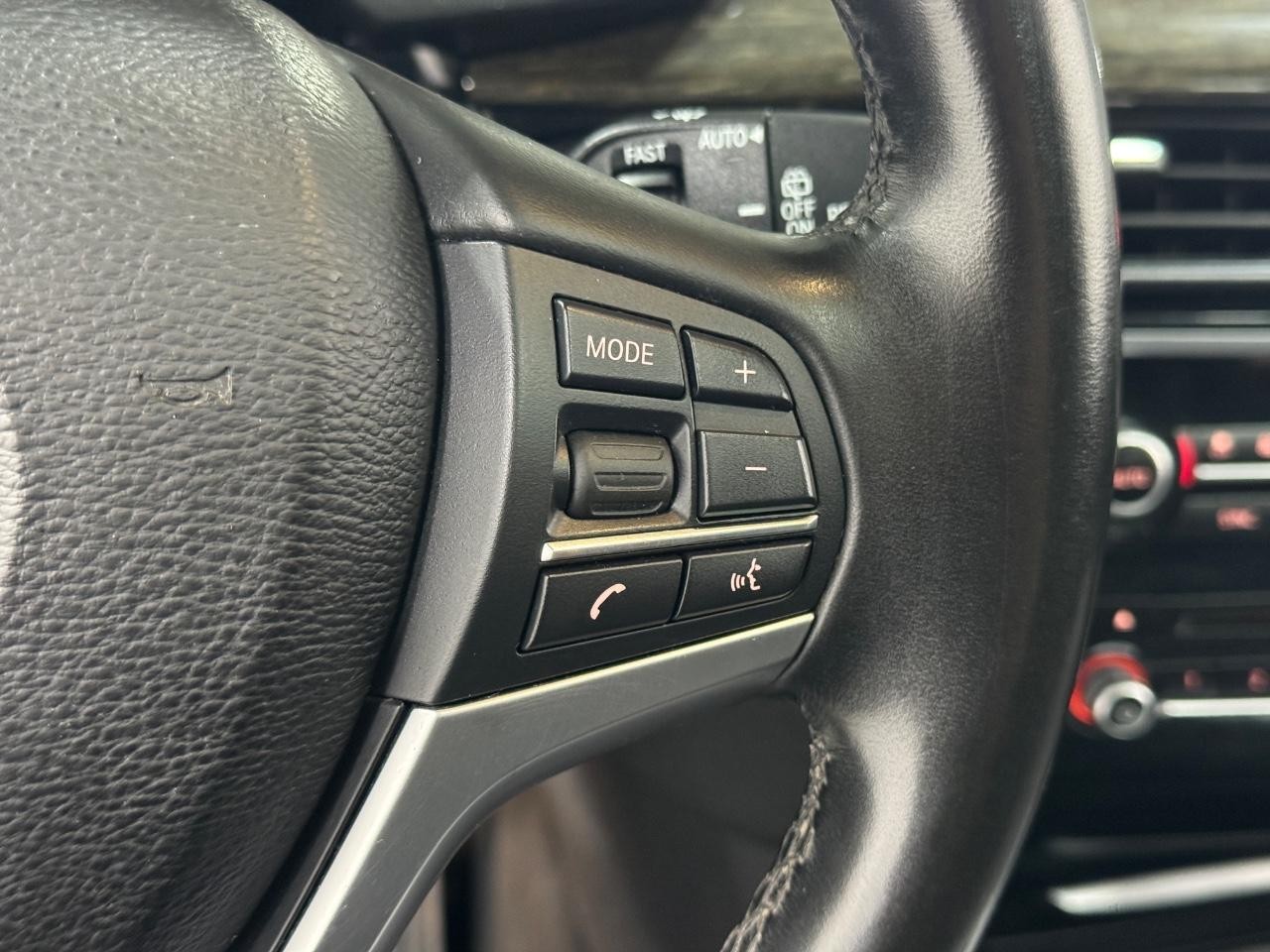 BMW X5 Vehicle Full-screen Gallery Image 30