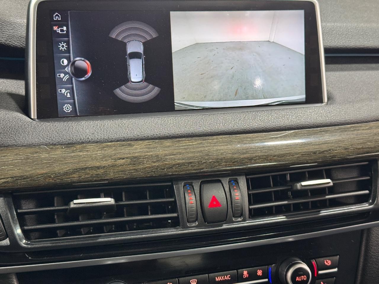 BMW X5 Vehicle Full-screen Gallery Image 32