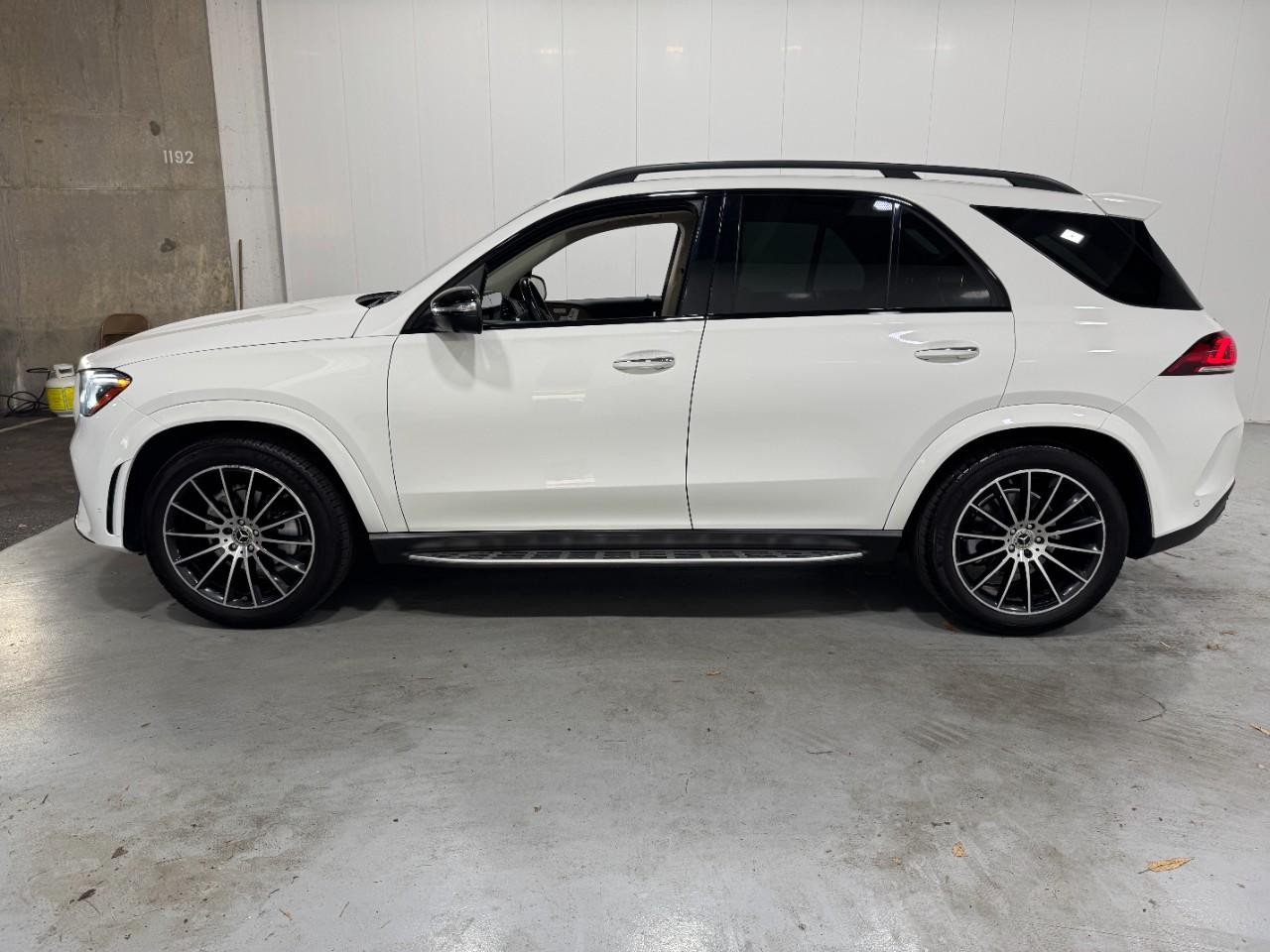 Mercedes-Benz GLE Vehicle Full-screen Gallery Image 2