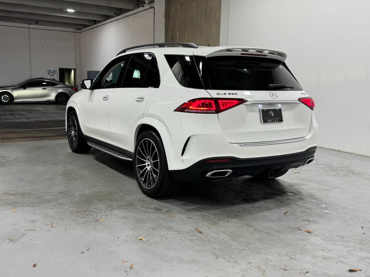 Mercedes-Benz GLE Vehicle Full-screen Gallery Image 3