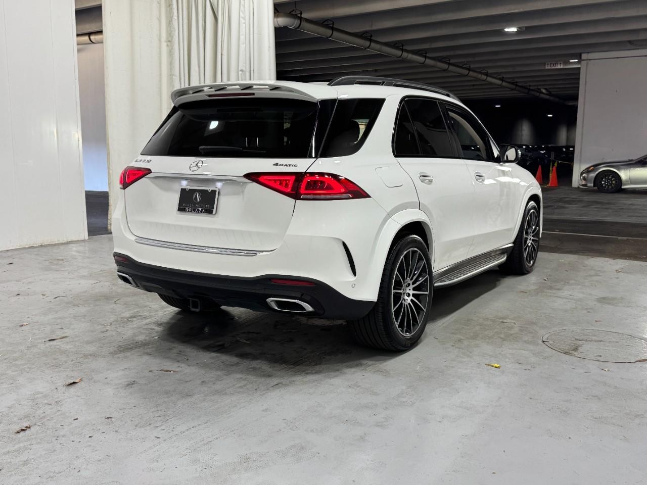 Mercedes-Benz GLE Vehicle Full-screen Gallery Image 4