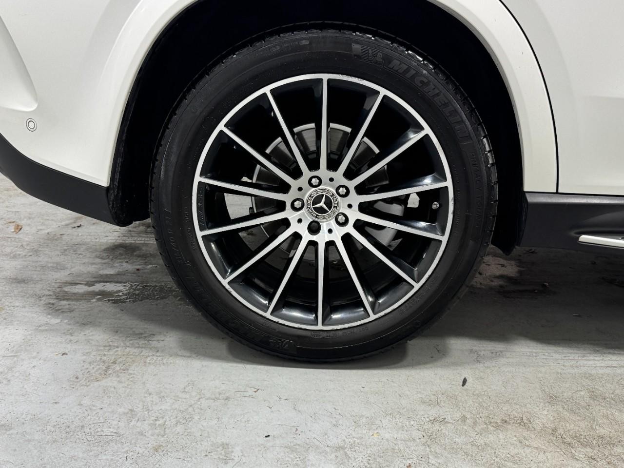 Mercedes-Benz GLE Vehicle Full-screen Gallery Image 5