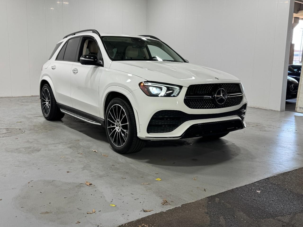 Mercedes-Benz GLE Vehicle Full-screen Gallery Image 6